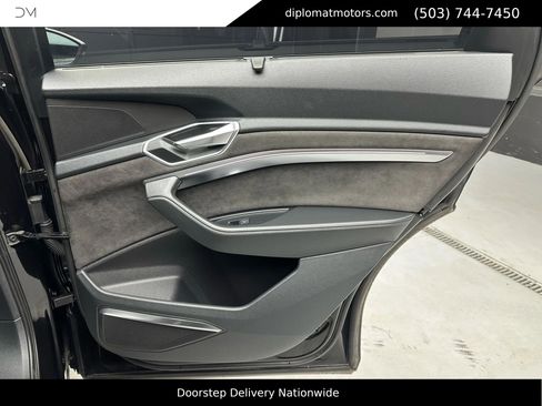 Used 2021 Audi e-tron Prestige image 28