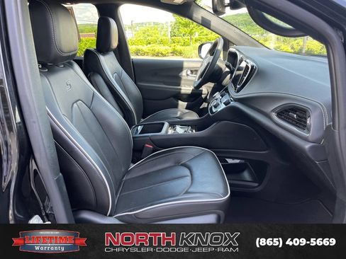 Used 2025 Chrysler Pacifica Limited FWD image 27