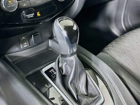 Used 2017 Nissan Rogue SV image 16