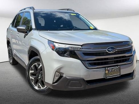 Used 2025 Subaru Forester Premium AWD/4WD image 3