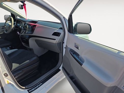 Used 2014 Toyota Sienna SE FWD image 9