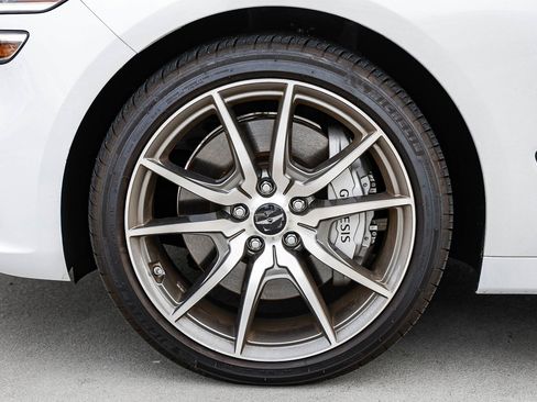 Used 2025 Genesis G70 2.5T image 9