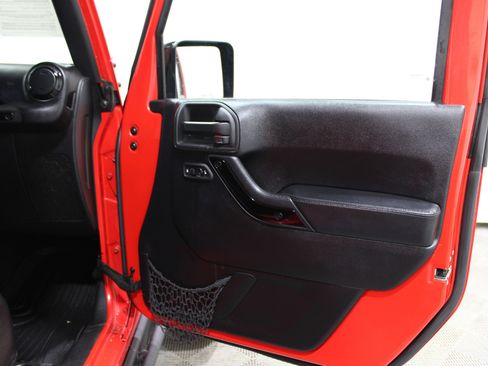 Used 2015 Jeep Wrangler Unlimited Sahara image 22