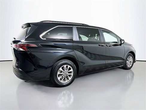 Used 2025 Toyota Sienna XLE image 7