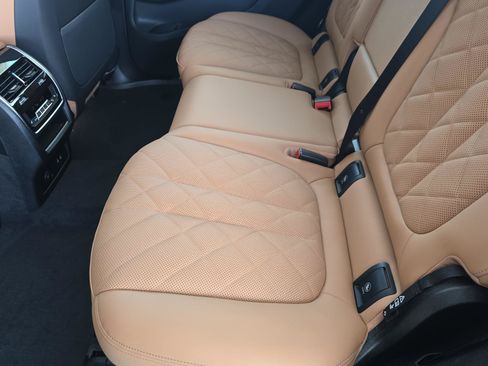 Used 2027 BMW X7 xDrive40i w/ M Sport Package AWD/4WD image 16