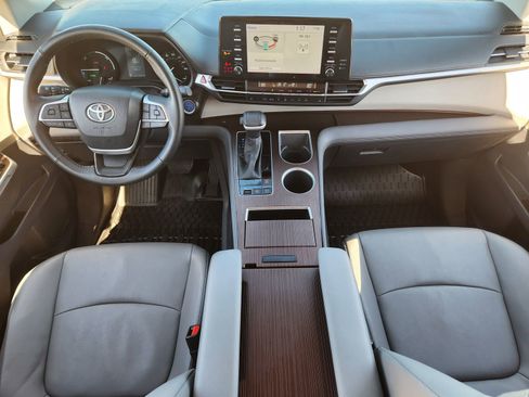 Used 2023 Toyota Sienna XLE image 31