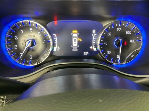 Used 2021 Chrysler Pacifica Limited w/ Uconnect Theater Family Group image 17