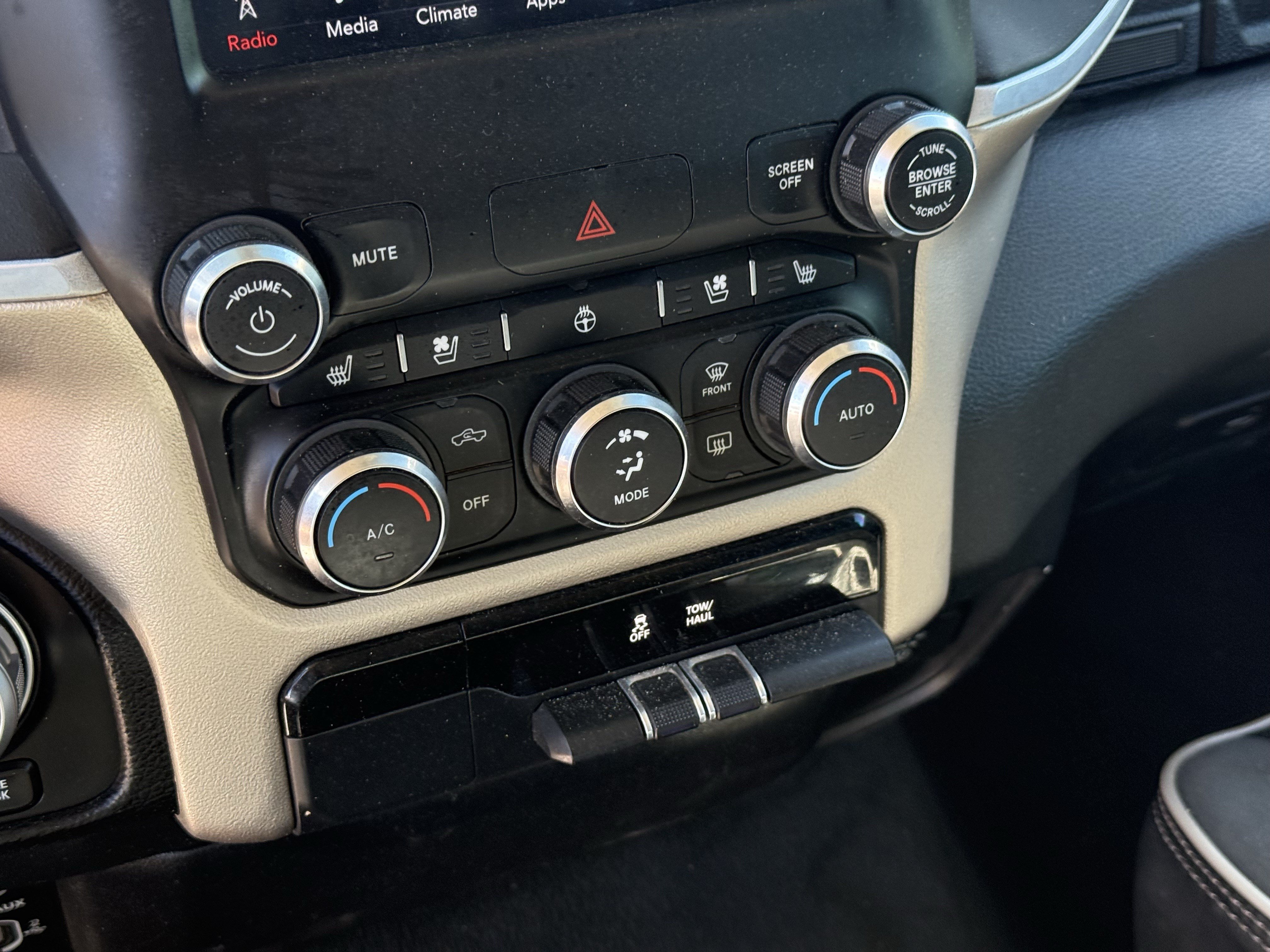 Used 2020 RAM 1500 Laramie w/ Off Road Group AWD/4WD image 22
