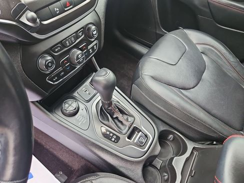 Used 2019 Jeep Cherokee Trailhawk image 29