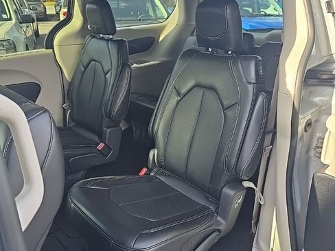 Used 2024 Chrysler Pacifica Touring-L image 12