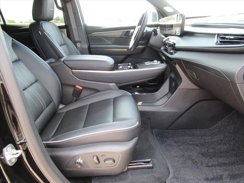 Certified 2025 Buick Enclave Avenir FWD image 10