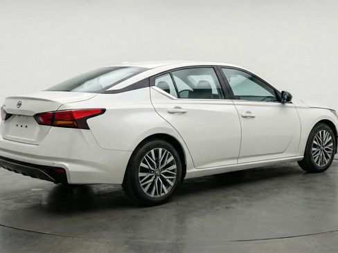 Used 2025 Nissan Altima 2.5 SV image 9