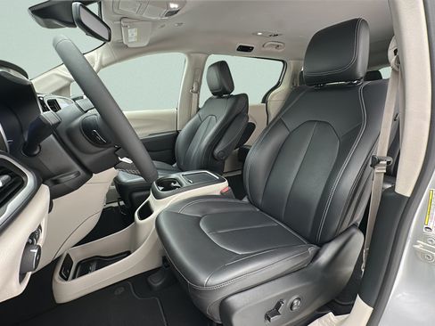 Used 2024 Chrysler Pacifica Touring-L FWD image 16