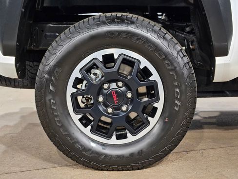 Certified 2025 Toyota Tacoma TRD Off-Road AWD/4WD image 17