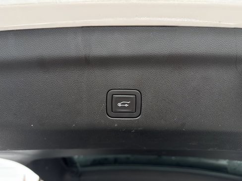 Used 2024 GMC Yukon SLT image 8