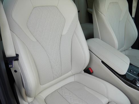 Used 2021 BMW 540i w/ Premium Package image 13