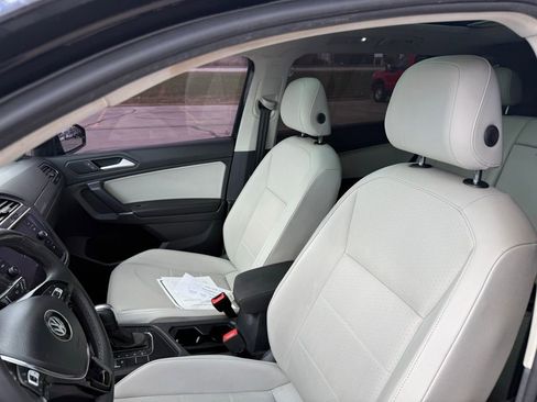 Used 2020 Volkswagen Tiguan SE w/ Panoramic Sunroof Package image 9