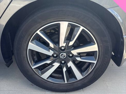 Used 2020 Nissan Versa SV w/ Trunk Package FWD image 16