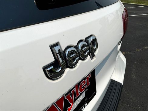 Used 2020 Jeep Grand Cherokee Laredo AWD/4WD image 24