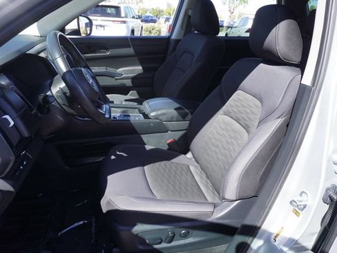 Certified 2025 Nissan Pathfinder SV FWD image 14