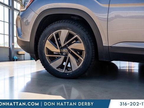 Used 2025 Volkswagen Atlas SE AWD/4WD image 37
