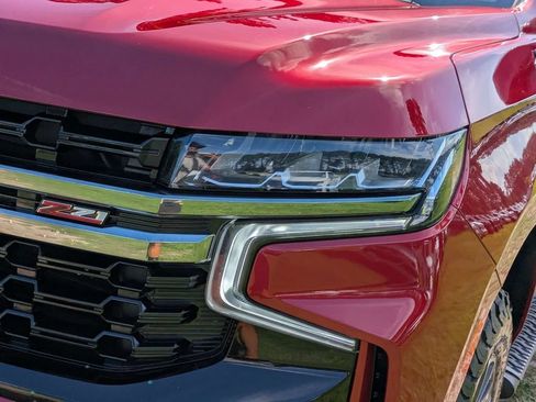 Used 2022 Chevrolet Tahoe Z71 w/ Luxury Package AWD/4WD image 9