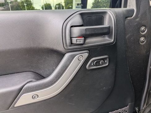 Used 2017 Jeep Wrangler Unlimited Sahara w/ Connectivity Group AWD/4WD image 23