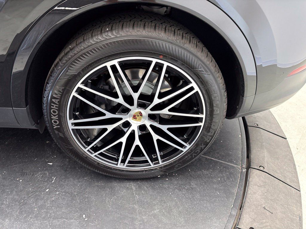 Certified 2024 Porsche Cayenne Coupe AWD/4WD image 15