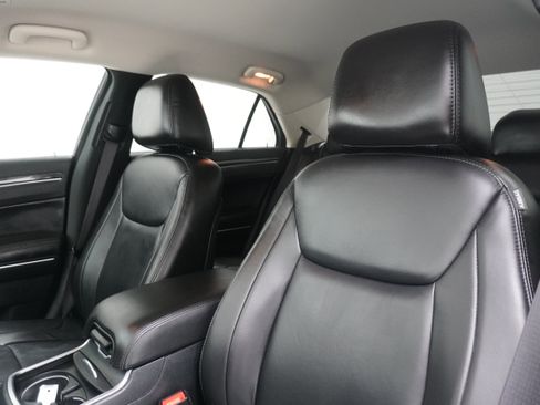 Used 2017 Chrysler 300 Limited w/ Driver Convenience Group RWD image 11