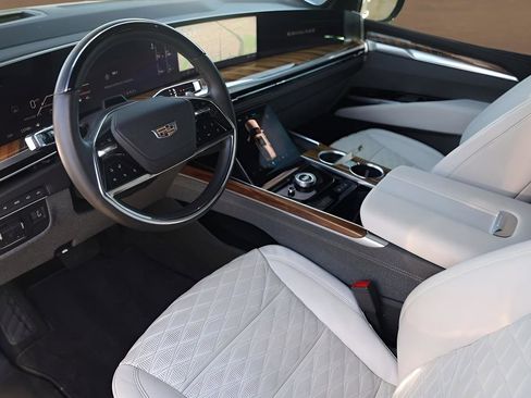 Certified 2025 Cadillac Escalade ESV Premium Luxury Platinum image 11