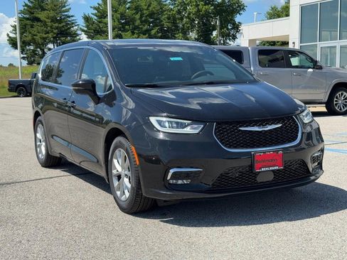 New 2026 Chrysler Pacifica Limited FWD image 2