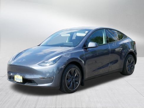 Used 2023 Tesla Model Y Long Range AWD/4WD image 3