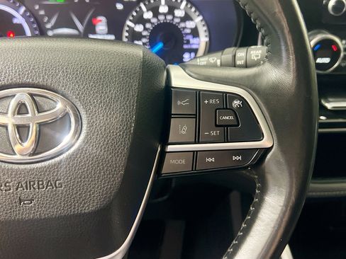 Used 2023 Toyota Highlander LE FWD image 19