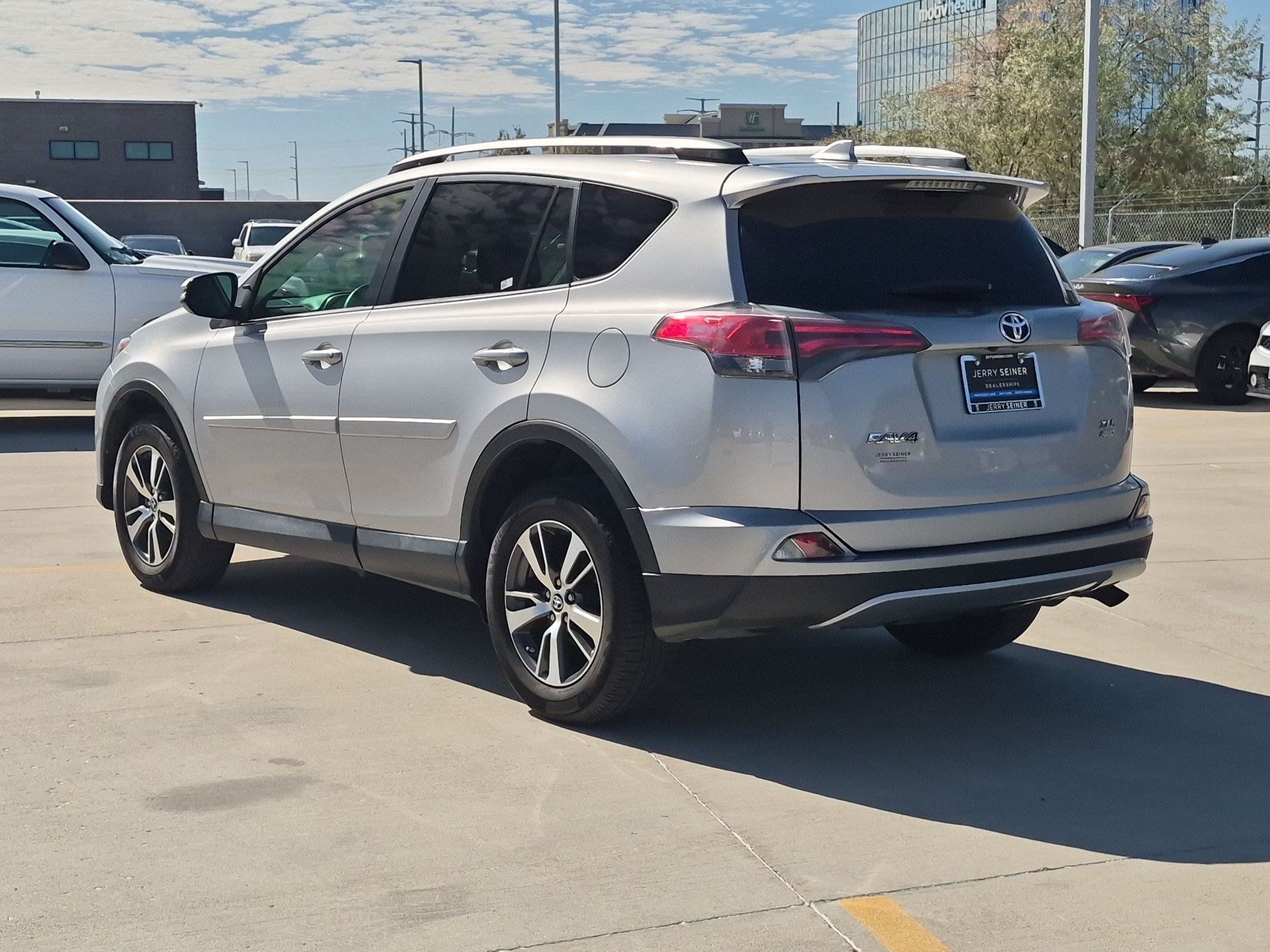 Used 2018 Toyota RAV4 XLE AWD/4WD image 3