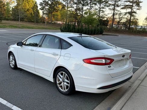 Used 2015 Ford Fusion SE image 3