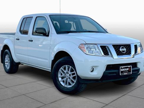 Used 2020 Nissan Frontier SV image 2