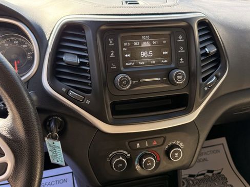 Used 2017 Jeep Cherokee Sport image 18