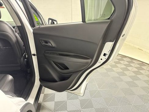 Used 2020 Chevrolet Trax LT w/ LT Convenience Package image 18