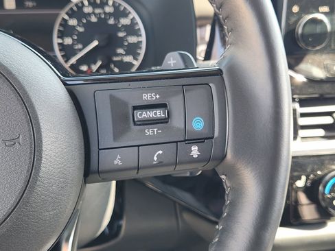 Used 2025 Nissan Pathfinder SL image 11