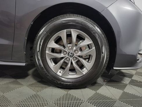 Used 2025 Toyota Sienna XLE FWD image 11