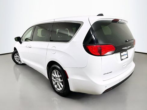 Used 2025 Chrysler Voyager LX image 5