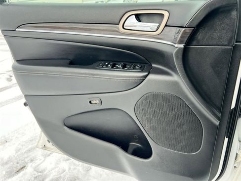 Used 2017 Jeep Grand Cherokee Overland w/ Jeep Active Safety Group image 29