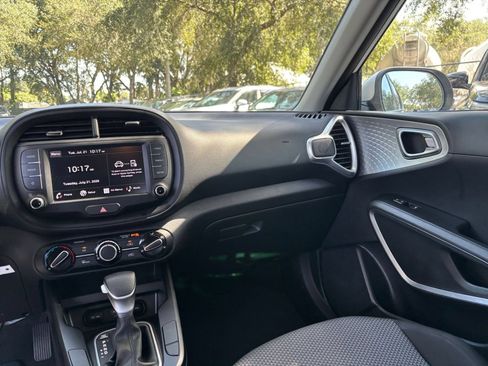 Used 2025 Kia Soul LX w/ LX Technology Package FWD image 32