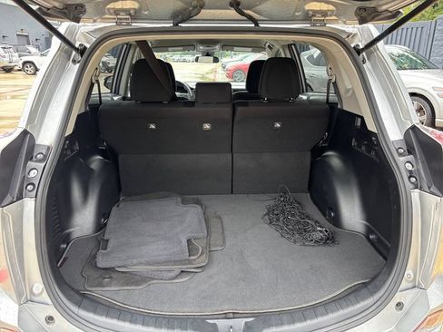 Used 2018 Toyota RAV4 LE FWD image 16