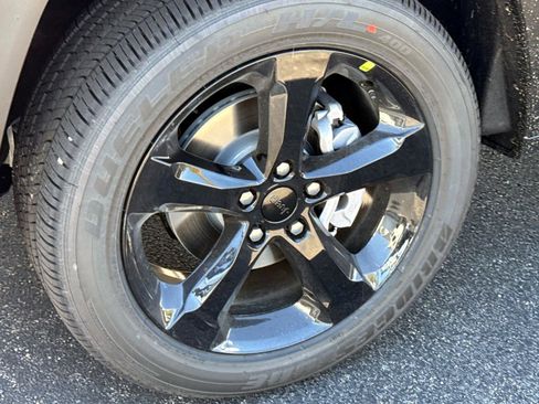 New 2025 Jeep Grand Cherokee 4WD image 5