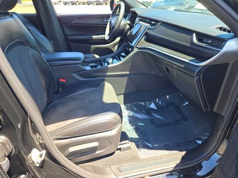 Certified 2024 Jeep Grand Cherokee Altitude RWD image 8
