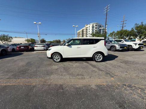 Used 2025 Kia Soul LX w/ LX Technology Package FWD image 8
