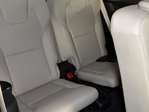 Used 2020 Volvo XC90 T6 Momentum w/ Protection Package Premier image 15