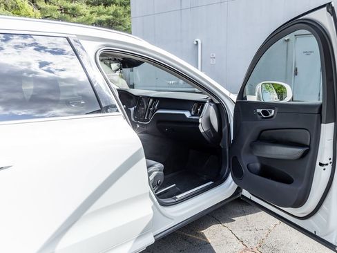 Used 2020 Volvo XC60 T6 Momentum AWD/4WD image 15