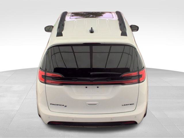 Used 2025 Chrysler Pacifica Limited FWD image 4